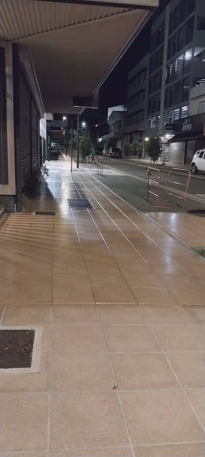 Trottoir traité après nettoyage haute pression et application de résine par ABC Support à Nouméa